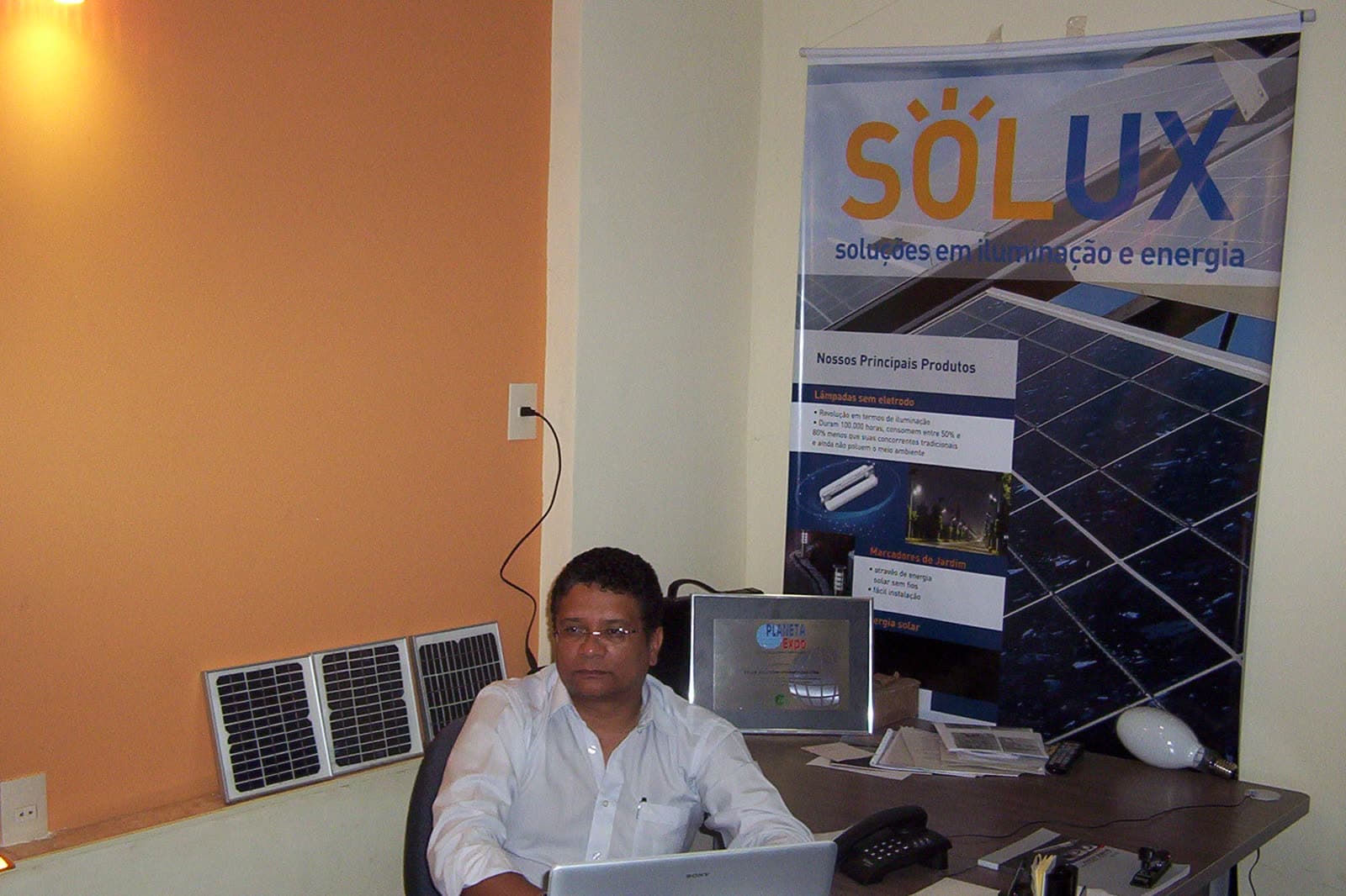 Da bancada de montagem na China ao escritório da Solux no Brasil.